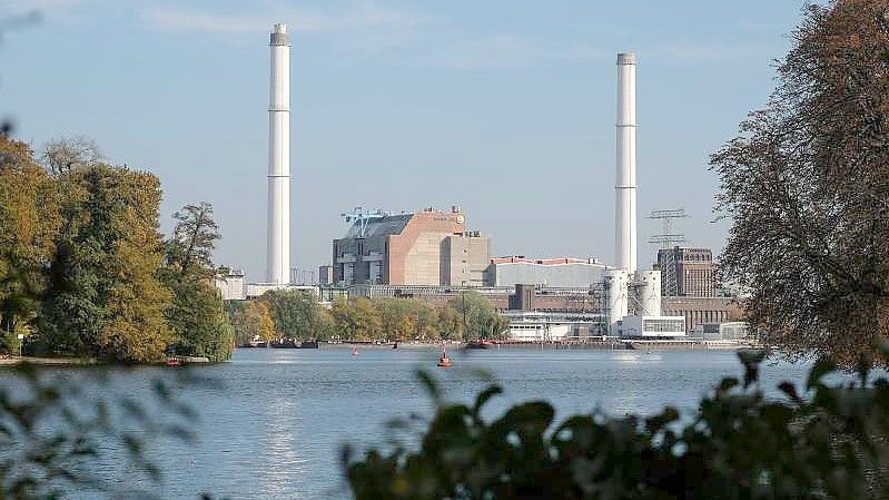 Das Heizkraftwerk Klingenberg an der Rummelsburger Bucht in Berlin (Archivbild). Foto: Jens Kalaene/dpa-Zentralbild/ZB