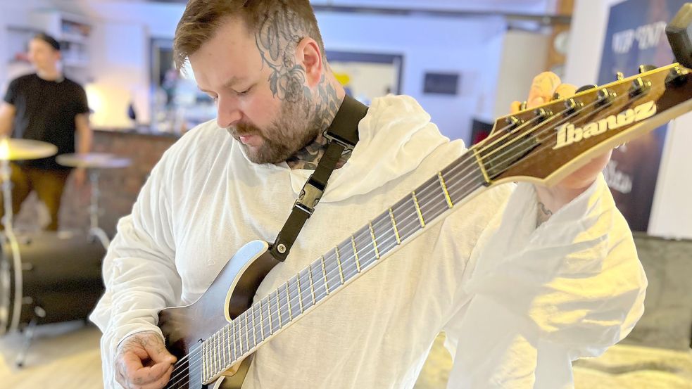 Patrick „Paddy“ Gajdzik, Gitarrist der Band Nasty, beim Stimmen der Gitarre.