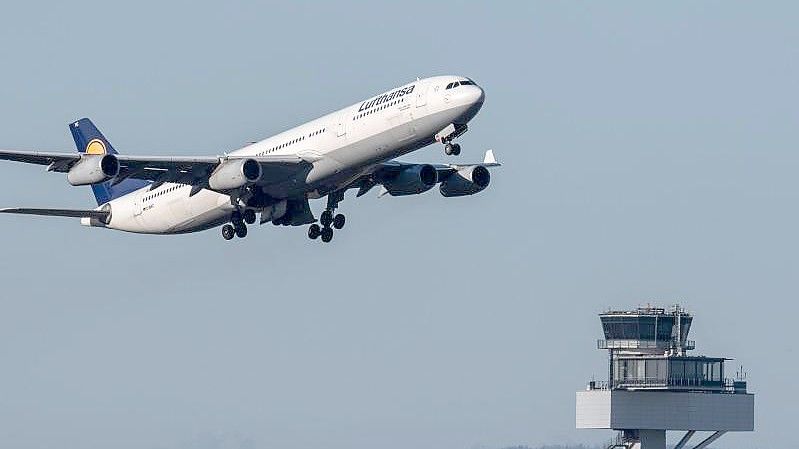 Für die Flugsicherungen bedeutet die sinkende Zahl kontrollierter Flüge auch deutlich geringere Gebühreneinnahmen - ohne dass die Kosten für Personal und Infrastruktur im gleichen Maße reduziert werden können. Foto: Boris Roessler/dpa