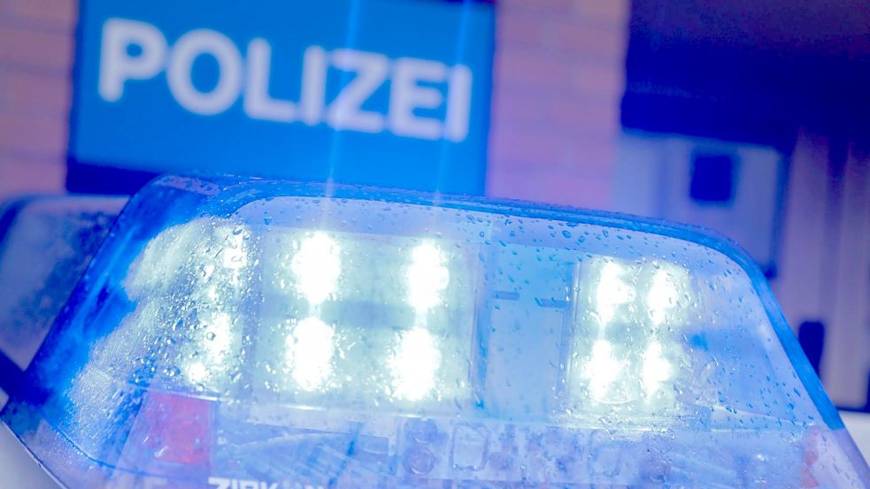 Die Bremer Polizei sucht mit zwei Fotos aus Überwachungskameras nach einem Räuber. Foto: Symbolfoto: Jörn Martens