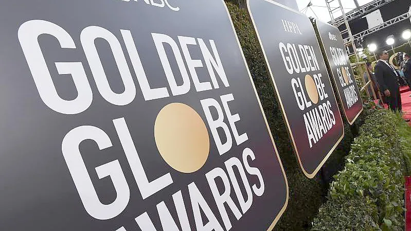 Schilder mit der Aufschrift „Golden Globe Awards“ hängen am roten Teppich bei den 77. Golden Globe Awards. Foto: Jordan Strauss/Invision via AP/dpa