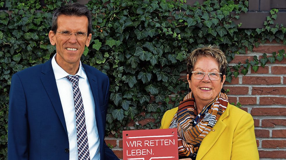 „Wir retten Leben“: Das Gütesiegel überreichte Anna Fennen an Udo Keilen. Foto: BBS/Arnold Lind