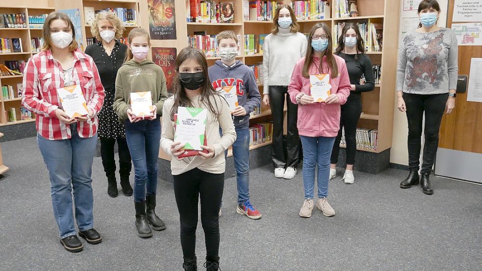 Neben Ceylin Dumanoglu (vorne) hatten auch Leony Barenkau (6a), Nesrin Omar (6b), Romy Vos (6R1), Justus Sobing (6R2) und Serafina Behrends (6R4) in ihren Klassen als Klassensieger/innen ihr Lesetalent unter Beweis gestellt. Die Siegerinnen und Sieger im Lesewettbewerb erhielten für ihre Leistung neben einer Urkunde auch ein Buchgeschenk von Schulleiterin Astrid Fedorowicz (rechts). Foto: privat