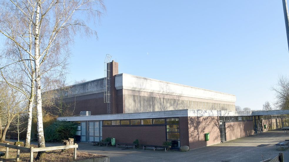 Das Dach der Turnhalle Collhusen leckt. Es muss dringend saniert werden. Foto: Ammermann