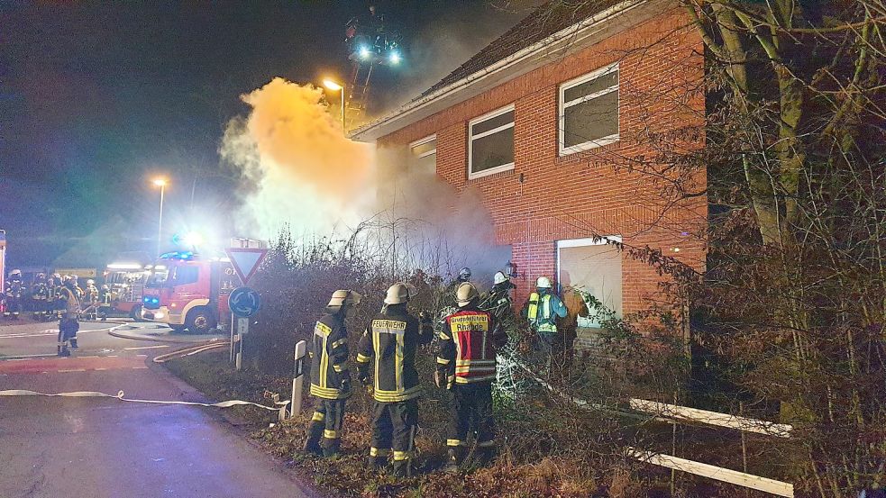In Collinghorst brannte am 2. Januar eine Wohnung am Kreisel in Collinghorst aus. Gelagert waren in der Wohnung Feuerwerkskörper. Foto: Loger