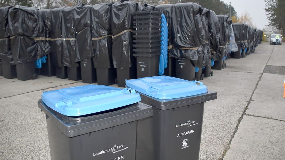 Zehntausende Blaue Tonnen stehen noch auf einer Lagerfläche beim Entsorgungszentrum Breinermoor. An diesem Dienstag startet die Auslieferung der Tonne für Altpapier. Foto: Ammermann