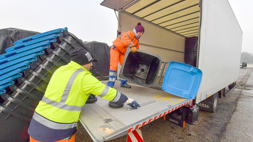 Aktuell werden die Blauen Tonnen, die ab diesem Dienstag in Westoverledingen und dann auch im gesamten Landkreis Leer verteilt werden, verladen. Foto: Ortgies