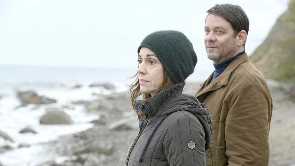 „Wo ist die Liebe hin?“: Der ARD-Film mit Ulrike C. Tscharre und Roeland Wiesnekker spielt an der Steilküste. Foto: NDR/Sandra Hoever