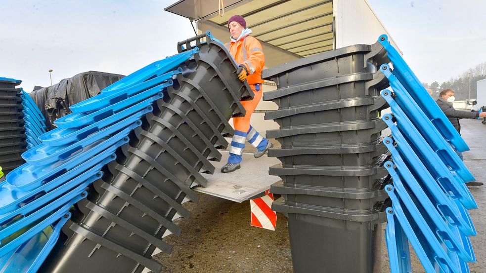 Marinella Moldovan von der Firma C-Trace aus Bielefeld beim Verladen der ersten Blauen Tonnen. Foto: Ortgies