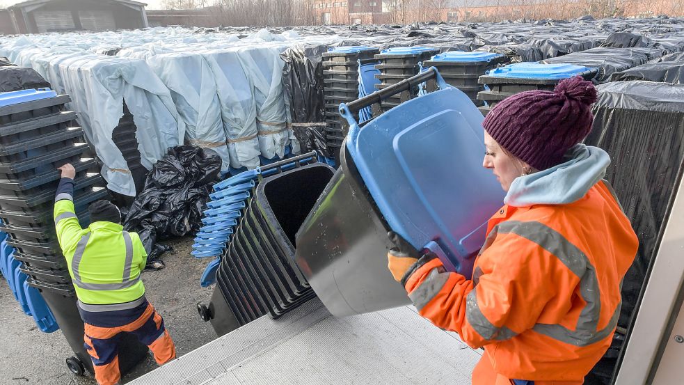 Im Landkreis Leer ist mit der Auslieferung der Blauen Tonnen für Altpapier begonnen worden. Foto: Ortgies