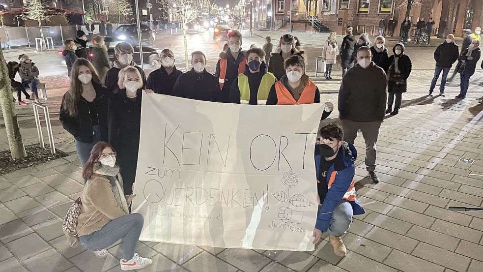 Setzen corona-konform ein Zeichen gegen Querdenker: Die Jusos Friesoythe wenden sich gegen Corona-Leugner, die sich zwischen den spazierenden Demonstranten tummeln. Foto: Stix