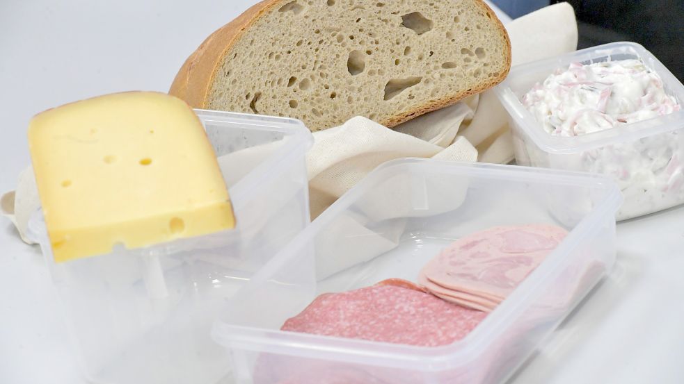 In einigen Fleischereien und an den Wursttheken in manchen Supermärkten kann man Aufschnitt und Käse in mitgebrachte Behältnisse legen lassen. Foto: Ortgies