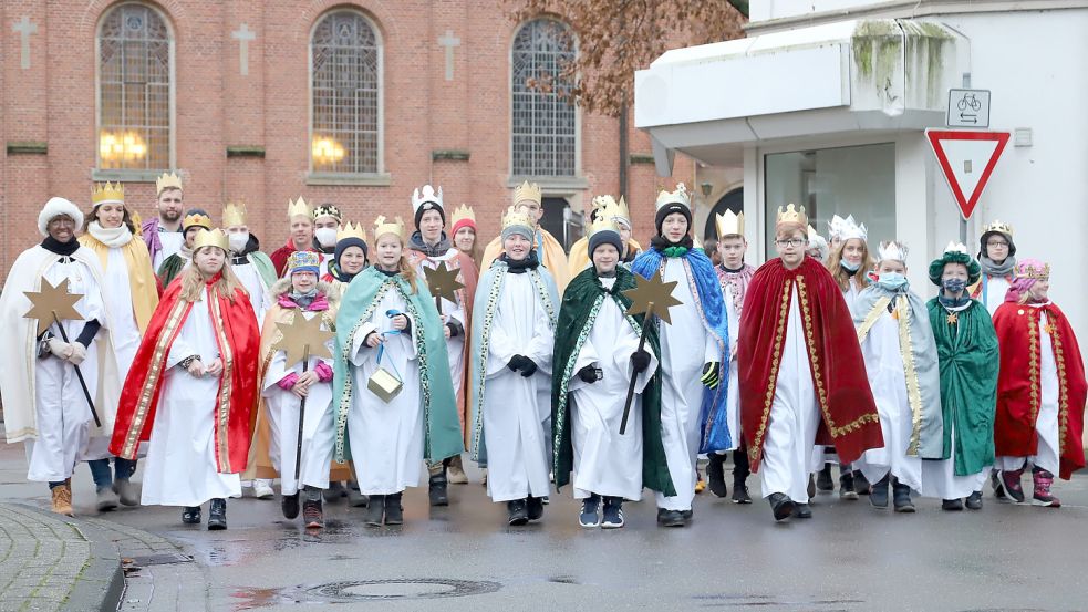 In Barßel zogen 50 Sternsingerinnen und Sternsinger in 13 Gruppe von Haus zu Haus, um den Segensspruch in die Häuser zu tragen. Foto: Passmann