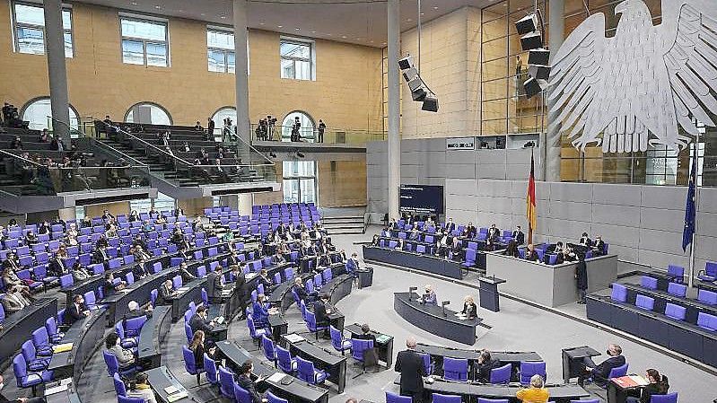 Im Parlament gelten künftig neue, verschärfte Corona-Regeln. Foto: Michael Kappeler/dpa