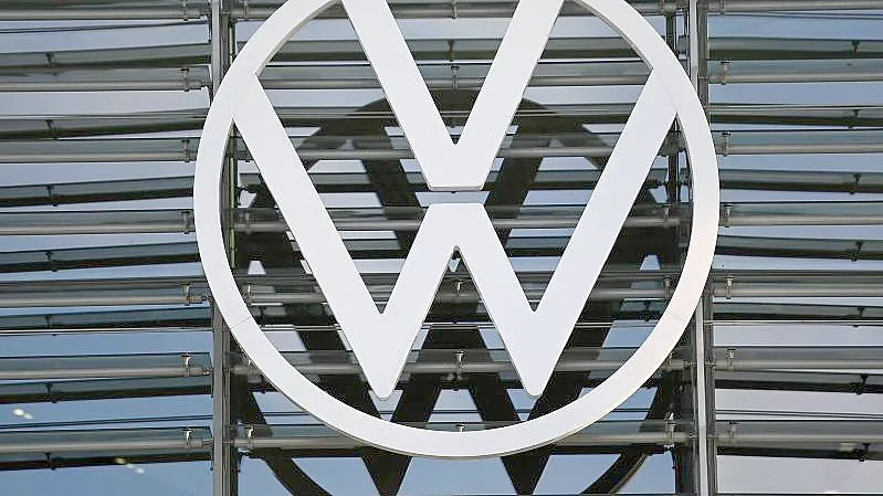 Die Chipkrise und weitere Zulieferprobleme haben die Verkäufe bei Volkswagen auch im zweiten Corona-Jahr 2021 noch einmal empfindlich abrutschen lassen. Foto: Swen Pförtner/dpa