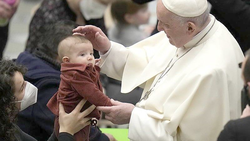 Papst Franziskus (r) bei seiner wöchentlichen Generalaudienz im Vatikan. Foto: Alessandra Tarantino/AP/dpa