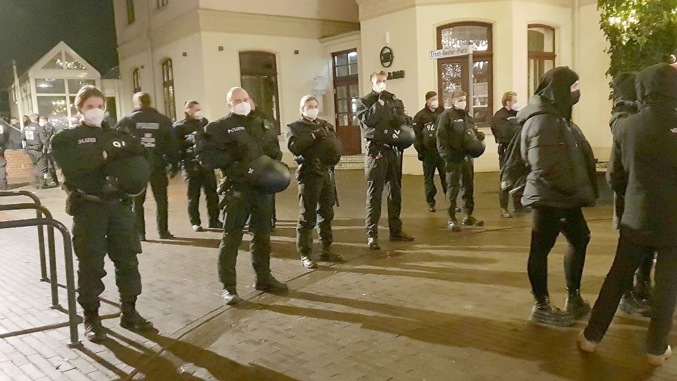 Die „Spaziergänge“ von Gegnern der Corona-Maßnahmen in Leer werden von einem großen Polizeiaufgebot begleitet. Foto: Mielcarek/Archiv