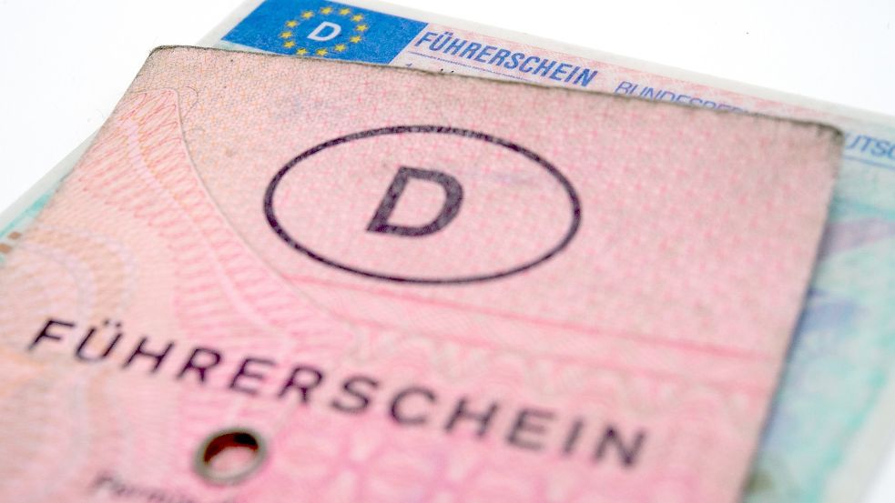 Ein rosa Lappen und ein neuer Führerschein im Scheck-Format. Die erste Frist für den Umtausch von Führerscheinen endet bald. Foto: Andrea Warnecke/dpa-tmn/dpa