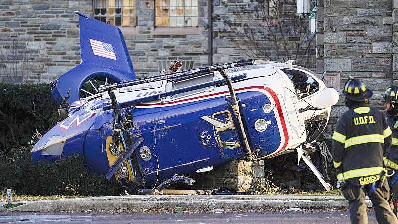 Das Wrack des abgestürzten Hubschraubers im Stadtteil Drexel Hill in Upper Darby. Foto: Matt Rourke/AP/dpa