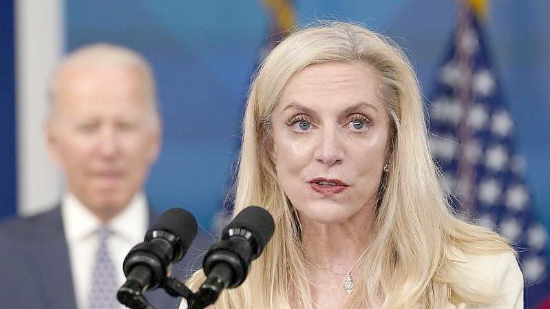 Lael Brainard (r), die von US-Präsident Biden nominierte stellvertretende Vorsitzende der Federal Reserve, spricht während einer Veranstaltung im Weißen Haus. Foto: Susan Walsh/AP/dpa