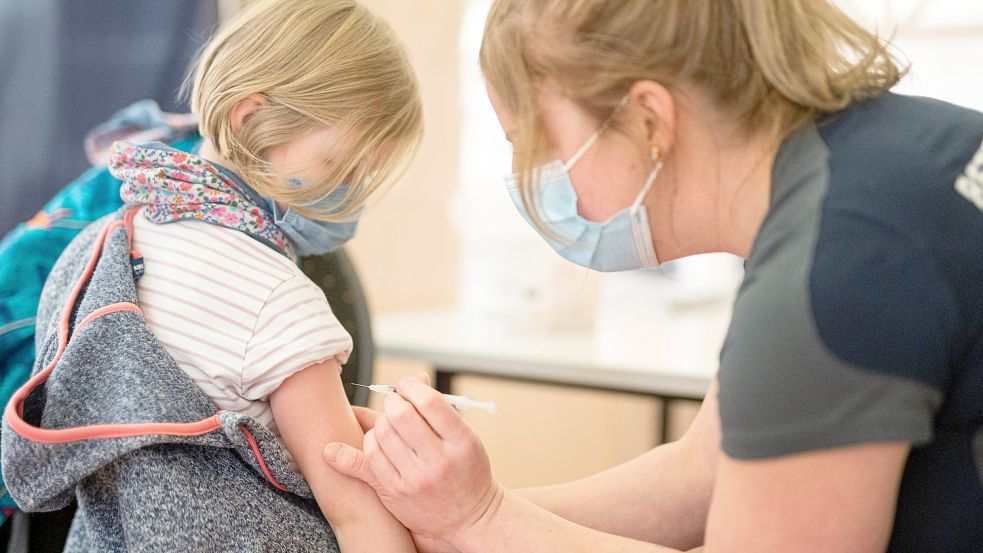 In Lüneburg wird ein Kind gegen Corona geimpft. Foto: Daniel Reinhardt / dpa