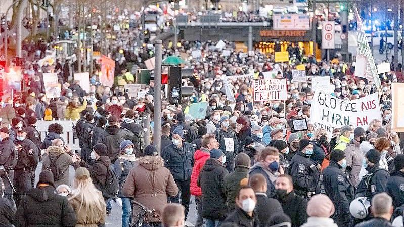 In Hamburg waren zuletzt mehrfach mehrere Tausend Menschen gegen die Corona-Maßnahmen auf der Straße. Foto: Markus Scholz/dpa