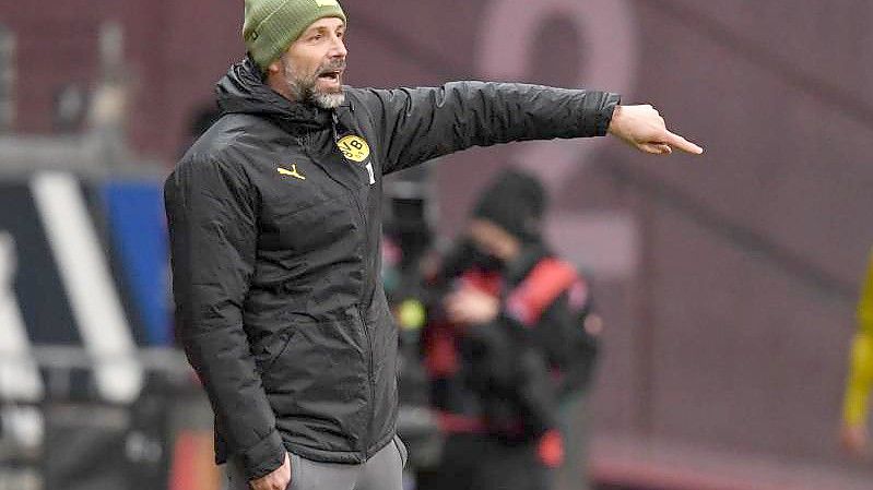 Dortmunds Cheftrainer Marco Rose fordert von seiner Mannschaft das Starten einer Siegesserie ein. Foto: Arne Dedert/dpa