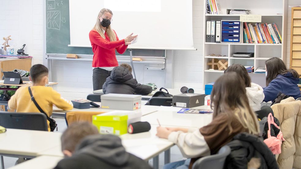 Das Kultusministerium in Niedersachsen hat einen „Handlungsrahmen für die Schulorganisation unter Omikron“ vorgelegt. Als Grundsatz gilt laut Schulminister Grant Hendrik Tonne (SPD): „Wechselunterricht ist keine Option bei kurzfristigen Ausfällen und Distanzunterricht ist auf das notwendige Maß zu begrenzen.“ Foto: Friso Gentsch/dpa