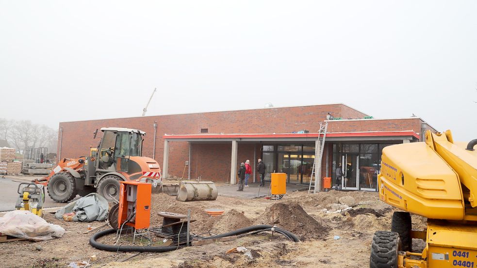 Der Bau des neuen Edeka-Marktes in Harkebrügge geht voran. Anfang Februar ist die Eröffnung geplant. Foto: Passmann