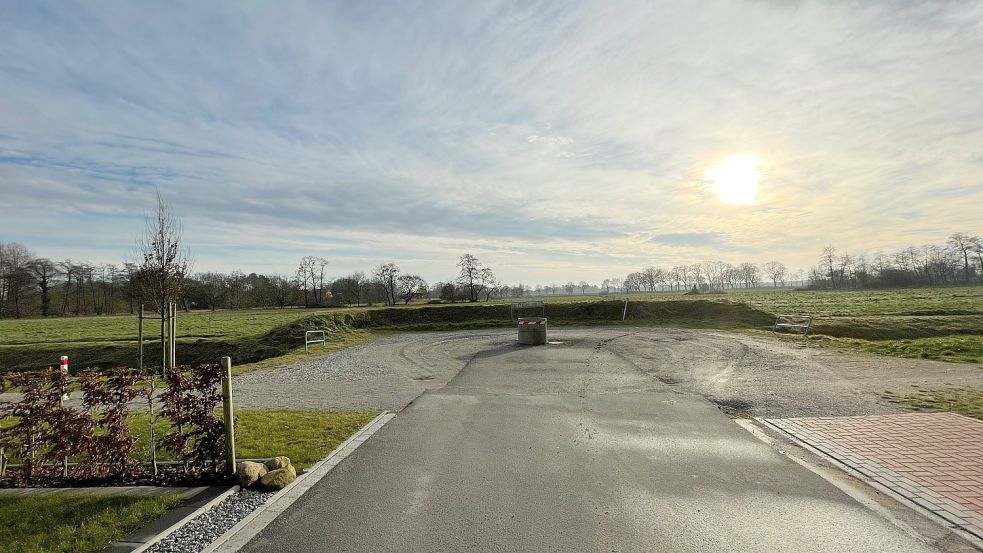 Derzeit mündet der Bohlendamm in einen provisorischen Wendehammer. In Zukunft soll er weiterführen - unter anderem zum neu geplanten Kindergarten. Foto: Janßen