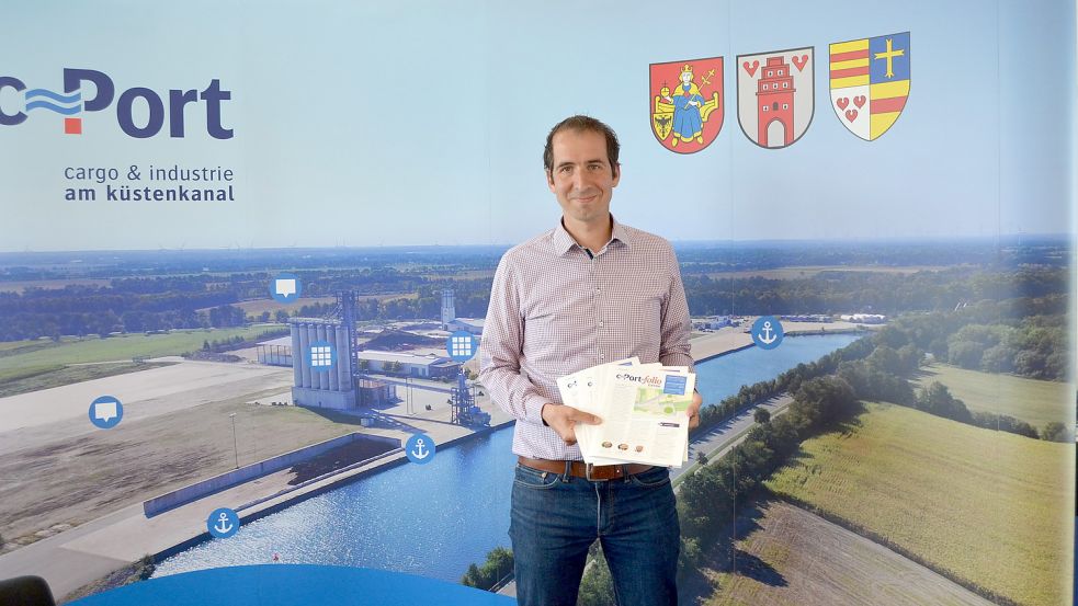 Simon Detscher, Geschäftsführer des Unternehmens revis bioenergy, im April 2020 im Industriepark C-Port, wo er die Ansiedlungspläne seiner Firma in der internen Publikation des C-Port-Zweckverbands, C-Portfolio, vorstellte. Archivfoto: Fertig