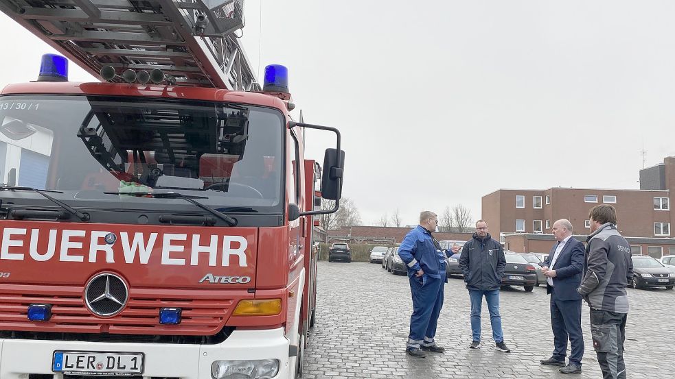 Einen kritischen Blick auf die Leeraner Drehleiter warfen am Donnerstag Hans-Peter Schnell, Leiter der Werkstatt der Stadtwerke (von links), Torsten Blank von der Stadtverwaltung, Bürgermeister Claus-Peter Horst und der von der Stadt beauftragte Gutachter. Foto: Stadt Leer