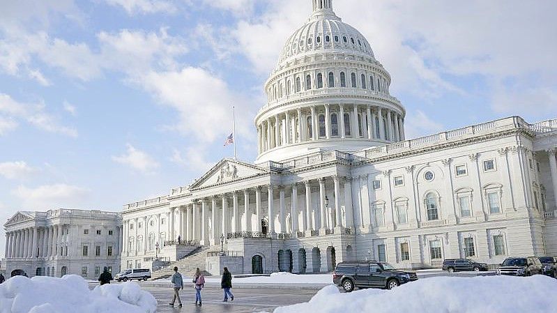Menschen gehen vor dem US-Kapitol spazieren. Foto: Patrick Semansky/AP/dpa