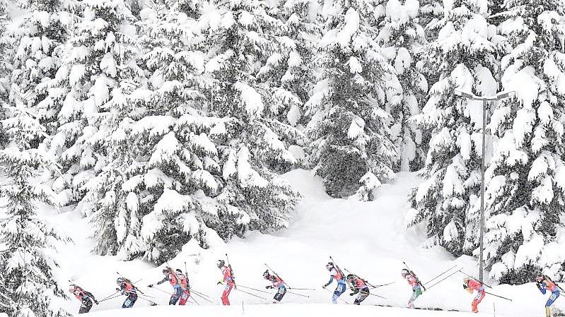 Die Biathletinnen beim Teamrennen in Hochfilzen. Foto: Barbara Gindl/APA/dpa