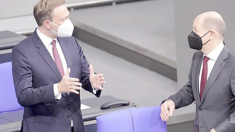 Finanzminister Christian Lindner (FDP, l) und Bundeskanzler Olaf Scholz (SPD) im Bundestag. Foto: Kay Nietfeld/dpa