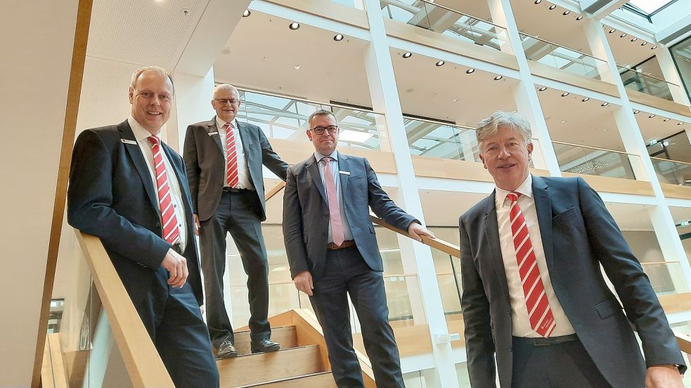 Sind zufrieden mit dem Jahr der Sparkasse: Carsten Rinne (stellvertretender Vorstandsvorsitzender), Frank Fastenau (Bereichsleiter Vorstandsstab), Ingo Fortkamp (Bereichsleiter Firmenkunden) und Heinz Feldmann (Vorstandsvorsitzender)