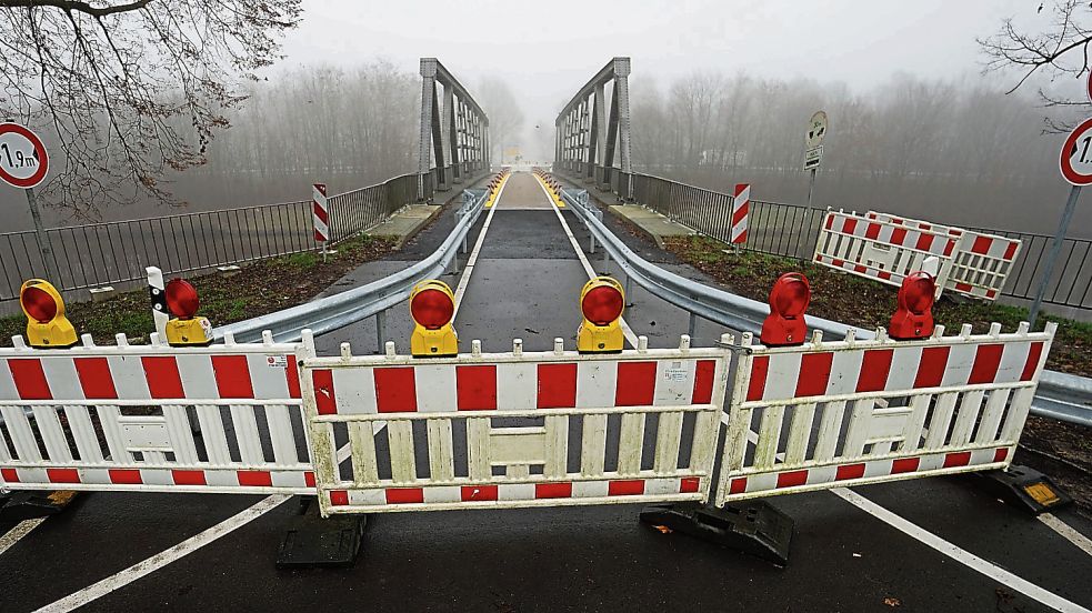 Noch ist die Brücke über den Küstenkanal zur Gedenkstätte Esterwegen gesperrt. Foto: Mirco Moormann