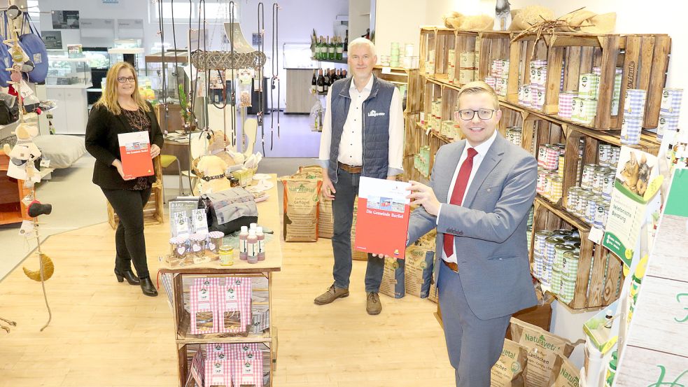 Barßels Kämmerin Anke Rönneper und Bürgermeister Nils Anhuth überbrachten Egon Lampe (Mitte) den Zuwendungsbescheid für sein Tierbedarfsgeschäft in Barßel. Foto: Wlodarczyk/Gemeinde