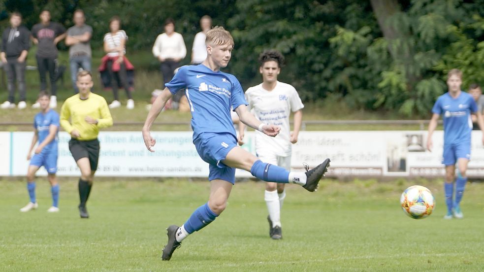 Luca Prasse pendelt schon seit vier Jahren von Hinte nach Meppen. Wie viele Spieler fährt er mit dem Zug. Mit den U19-Junioren hat der 17-Jährige gute Chancen, in die Bundesliga aufzusteigen. Foto: Scholz