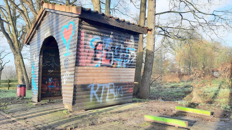 Die Sitzgarnitur (rechts im Bild) beim Leda-Jümme-Weg wurde wegen immer wiederkehrendem Vandalismus abgebaut. Auch die Schutzhütte wird häufig beschädigt und beschmiert. Foto: Zein