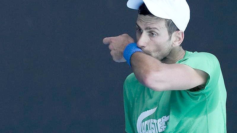 Der serbische Titelverteidiger Novak Djokovic trainiert vor den Australian Open in Melbourne. Foto: Mark Baker/AP/dpa