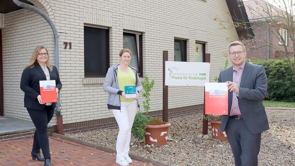 Anke Rönneper und Bürgermeister Nils Anhuth überbrachten Tanja Drees (Mitte) den bewilligten Förderbescheid. Foto: Wlodarczyk/Gemeinde Barßel