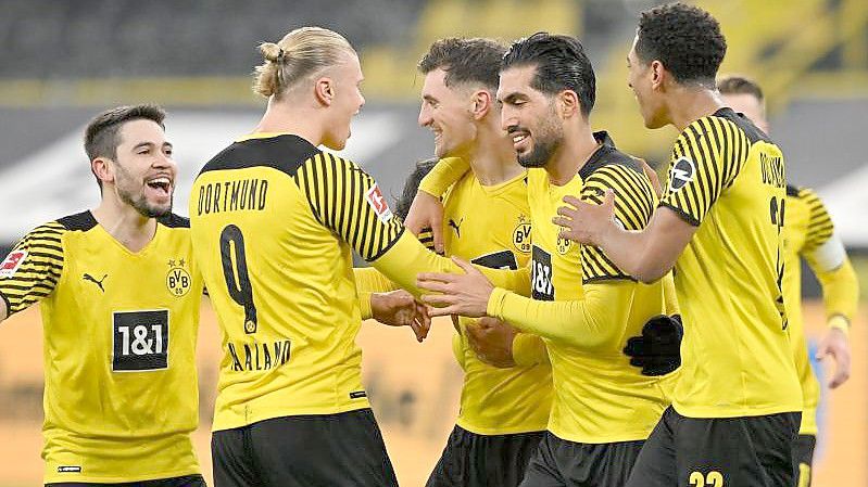 Dortmunds Torschütze Thomas Meunier (3.v.r) jubelt mit seinem Team über das 2:0. Foto: David Inderlied/dpa