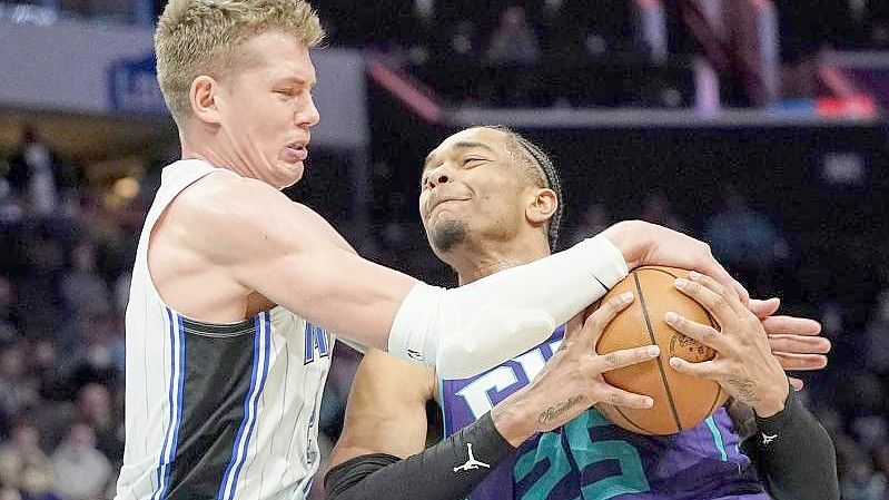 Moritz Wagner (l) war einer der Orlando-Sieggaranten gegen die Charlotte Hornets. Foto: Rusty Jones/FR171869 AP/dpa