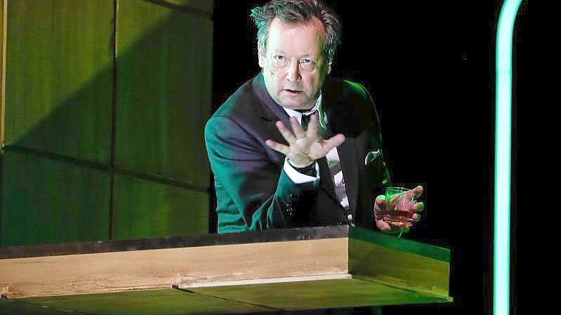 Matthias Brandt brilliert in „Mein Name sei Gantenbein“. Foto: Gerald Matzka/dpa