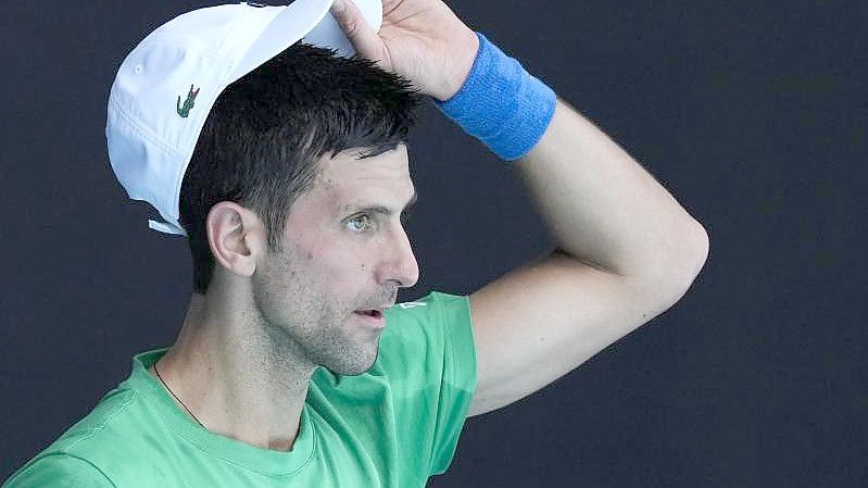Der Fall Djokovic nimmt kein Ende: Am Sonntag soll der serbische Tennisprofi angehört werden. Foto: Mark Baker/AP/dpa