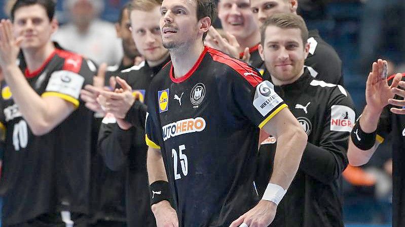 Nach dem Auftaktsieg gegen Belarus wollen Deutschlands Handball um Kai Häfner (M) bei der EM nachlegen. Foto: Marijan Murat/dpa