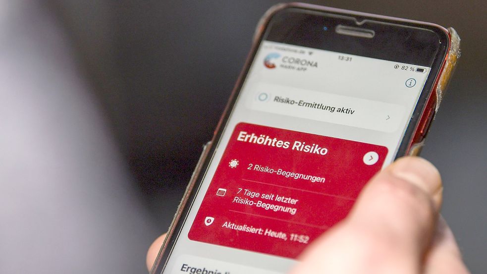 Bei immer mehr Menschen zeigt die „Corona-Warn-App“ aktuell ein erhöhtes Risiko an, welches darauf hinweist, Kontakt mit infizierten Personen gehabt zu haben. Foto: dpa/Kira Hofmann