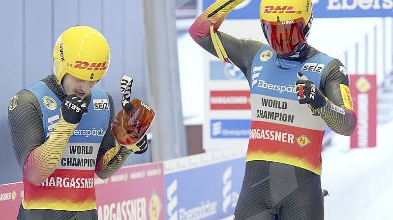 Siegten in Oberhof: Toni Eggert und Sascha Benecken. Foto: Roman Koksarov/AP/dpa