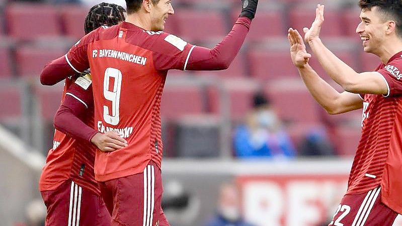 Robert Lewandowski (M) brachte den FC Bayern gegen die Kölner in Führung. Foto: Marius Becker/dpa
